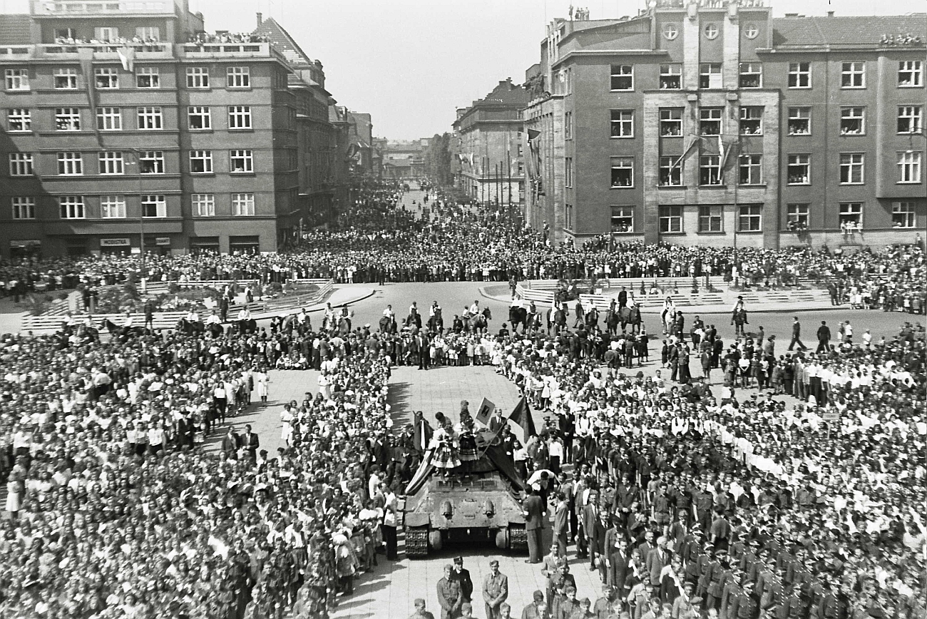 Manifestace k 1. výročí osvobození města 30. dubna 1946. Foto: Archiv města Ostravy. Manifestace k 1. výročí osvobození města 30. dubna 1946. Foto: Archiv města Ostravy.